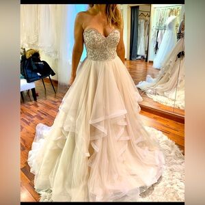 Gorgeous Essense bridal gown. Never worn we eloped instead!